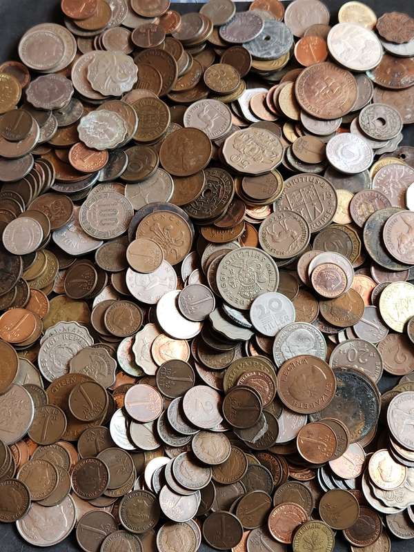 Mixed lot of World Coins 2 kg - as per photograph