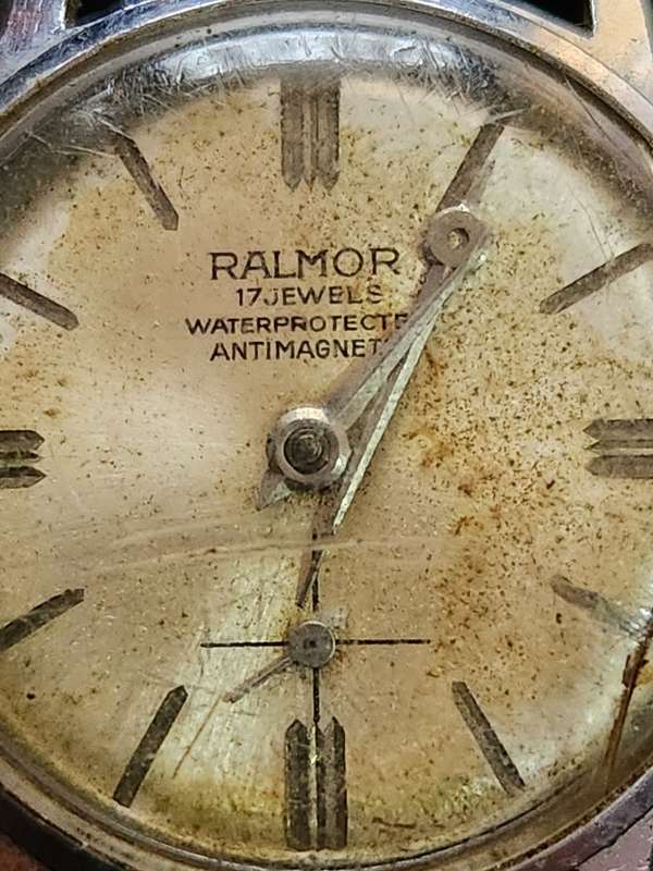 Vintage Men`s Ralmor 17 Jewels Water Protected Antimagnetic Watch missing winder (not working)