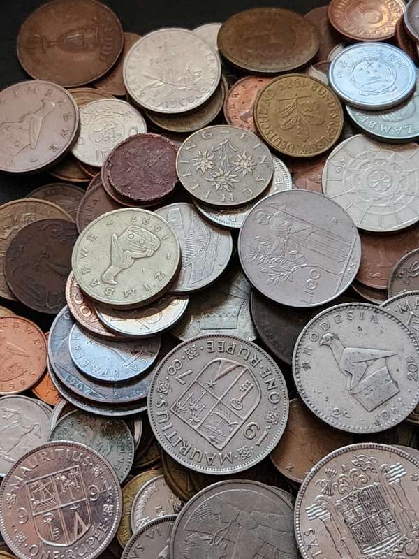 Mixed lot of World Coins 2 kg - as per photograph