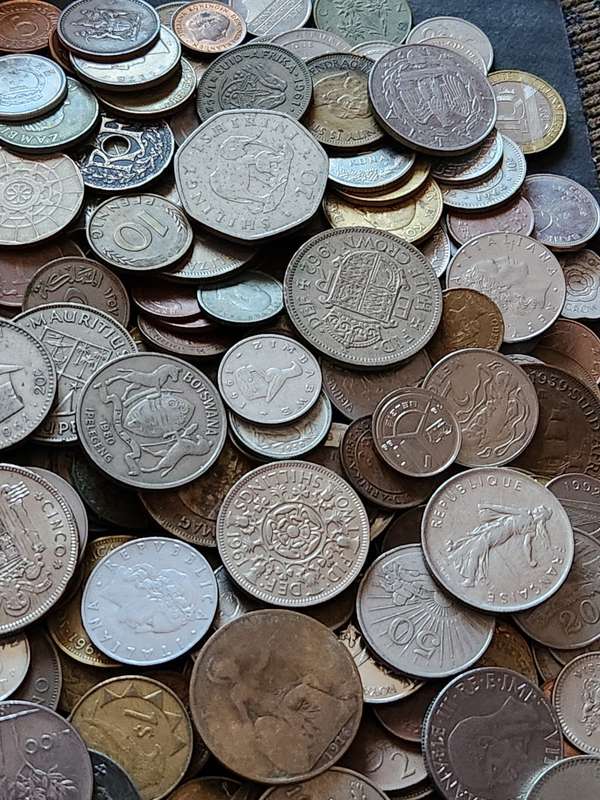 Mixed lot of World Coins 2 kg - as per photograph