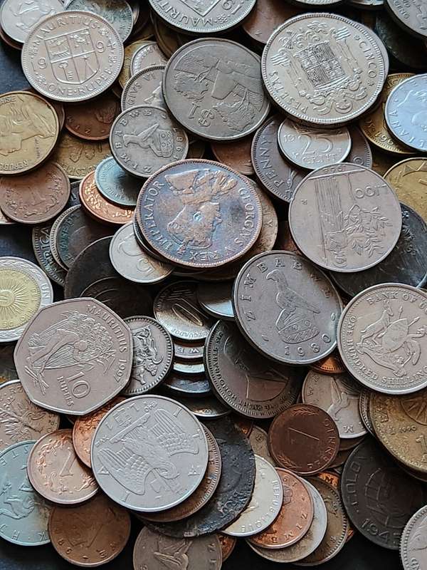 Mixed lot of World Coins 2 kg - as per photograph