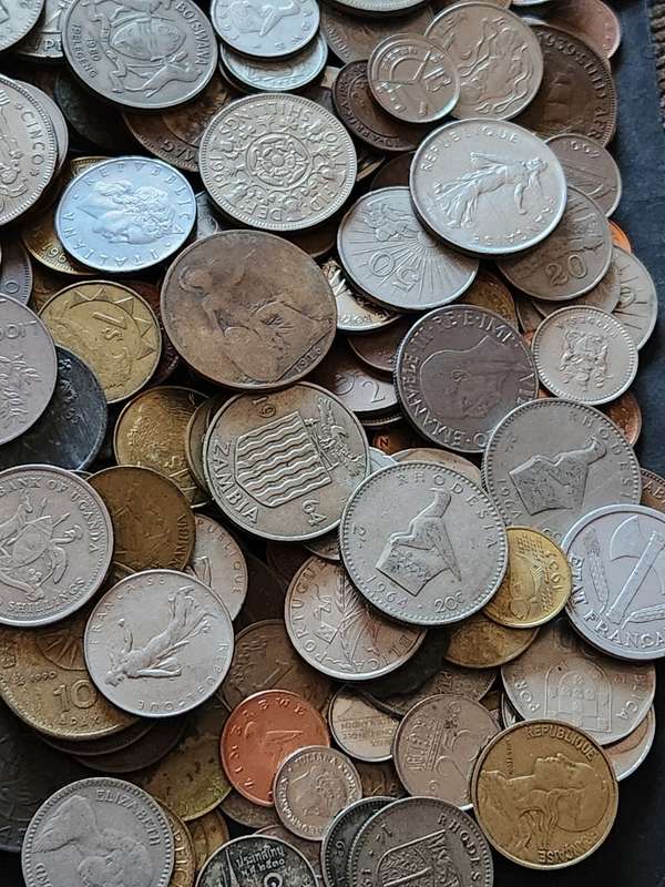 Mixed lot of World Coins 2 kg - as per photograph