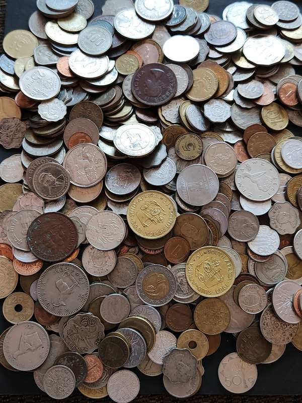Mixed lot of World Coins 2 kg - as per photograph