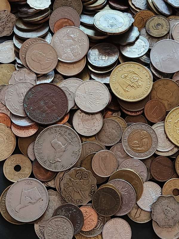 Mixed lot of World Coins 2 kg - as per photograph