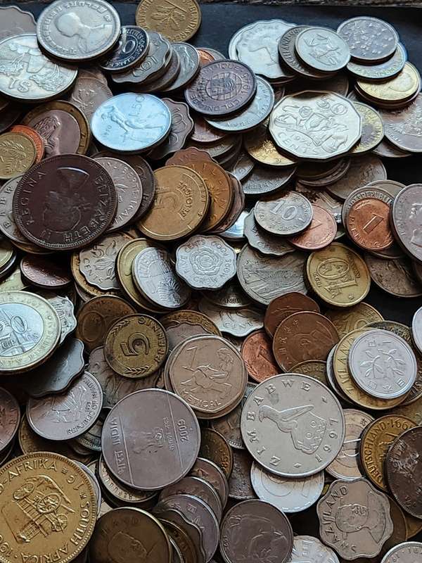 Mixed lot of World Coins 2 kg - as per photograph