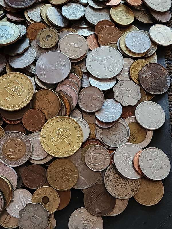 Mixed lot of World Coins 2 kg - as per photograph