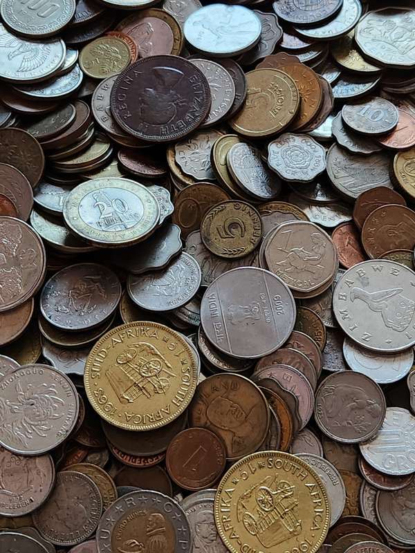 Mixed lot of World Coins 2 kg - as per photograph