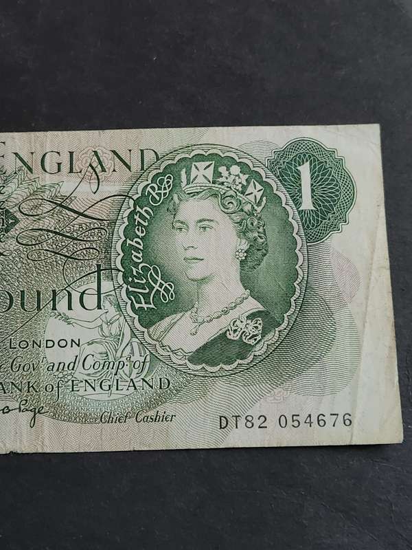 England 5 Pounds (old) The Duke of Wellington 1769-1852 Commorative Note Queen Elizabeth II