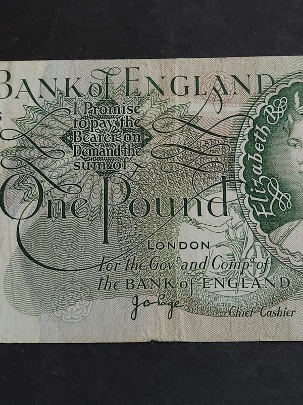 England 5 Pounds (old) The Duke of Wellington 1769-1852 Commorative Note Queen Elizabeth II