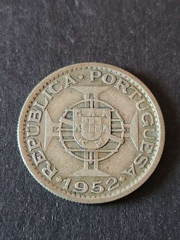 Republica Portuguesa Mozambique 10 Escudos 1952 Silver - as per photograph