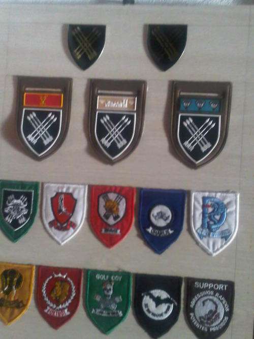 32 BATTALLION DISPLAY - 2 ORIGINAL METAL SHOULDER FLASHES