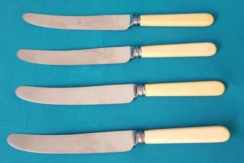 SET OF 4 OLD BONE HANDLE DINNER KNIVES