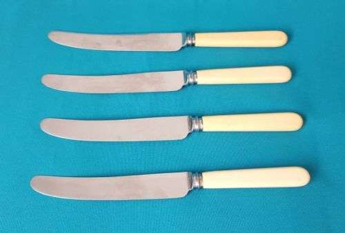 SET OF 4 OLD BONE HANDLE DINNER KNIVES