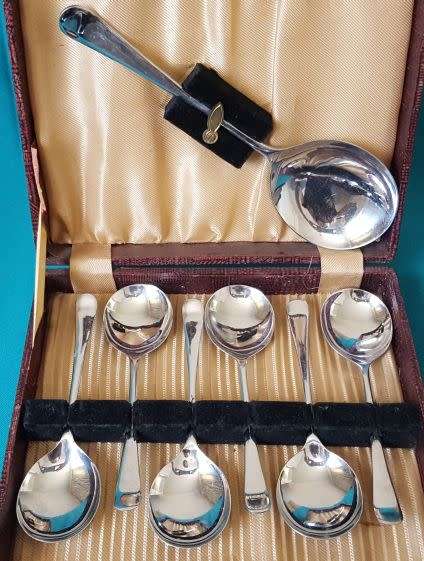 BOXED SET OF VINTAGE DESSERT SPOONS (SHEFFIELD)