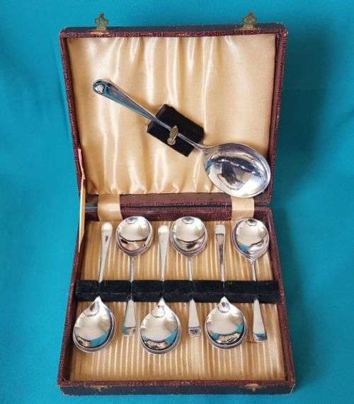 BOXED SET OF VINTAGE DESSERT SPOONS (SHEFFIELD)