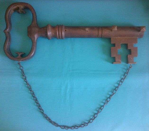 VINTAGE WOODEN KEY SHAPED HAT/ COAT RACK OR DISPLAY PIECE