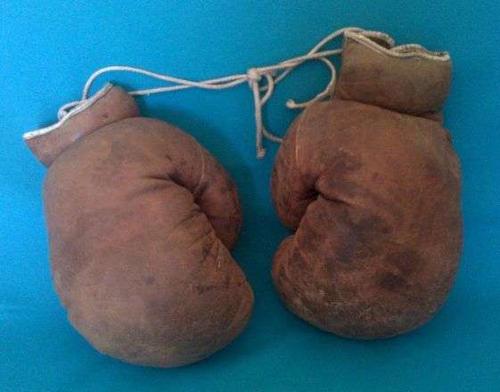 *PAIR OF VINTAGE LEATHER BOXING GLOVES*