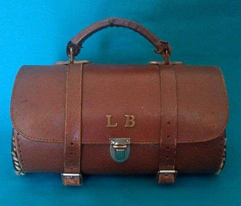 PAIR OF HENSELITE 4 15/16 BOWLS IN LEATHER CARRIER BAG