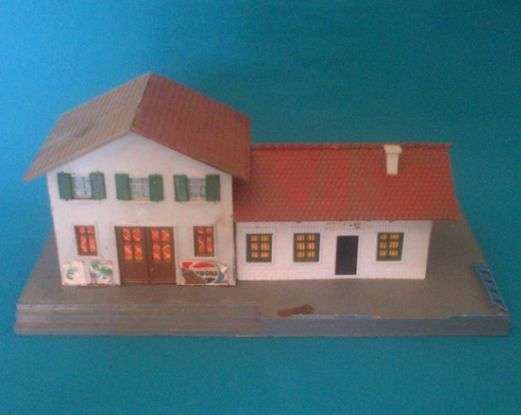 OLD PLASTIC MODEL RAILWAY STATION BUILDING