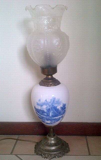 LARGE PORCELAIN & BRASS BLUE DELFT TYPE ELECTRIC LAMP WITH GLASS SHADE