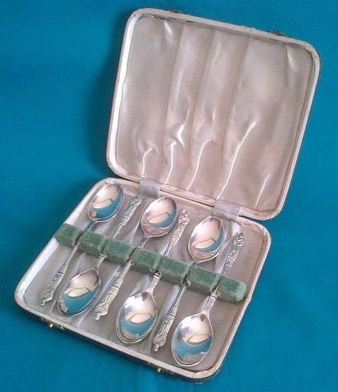 BOXED SET OF 6 SILVER PLATED E.P.N.S APOSTLE SPOONS