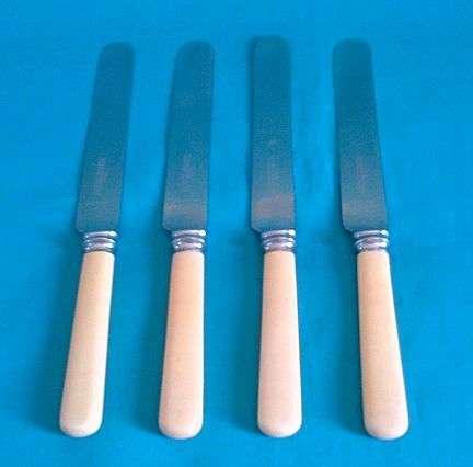 SET OF 4 OLD BONE HANDLE DINNER KNIVES
