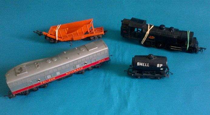 LOT OF TRI-ANG RAILWAYS LOCO/ COACHES FOR SPARES