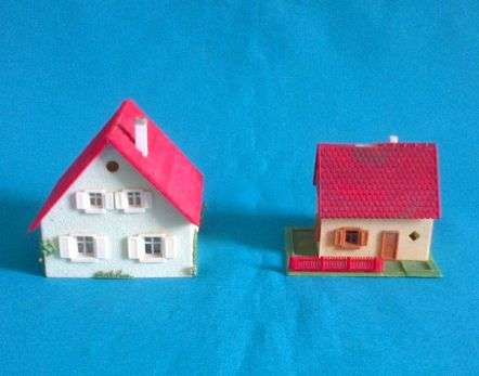 2 OLD MODEL RAILWAY HOUSES (FALLER, GERMANY)