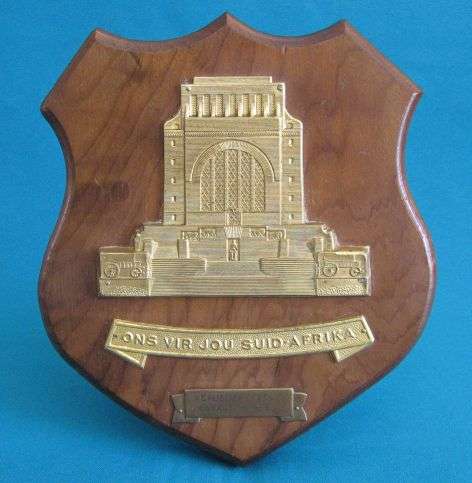 OLD WOODEN & BRASS "REPUBLIEK-FEES PARADE 1966" PLAQUE