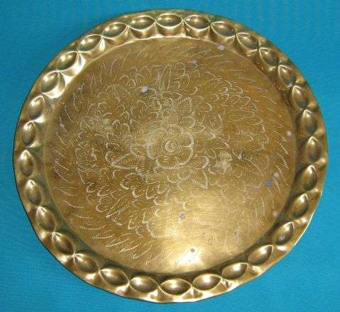 BEAUTIFUL ORNATE BRASS TRAY/ WALL PLAQUE>>> FLOWER DETAIL