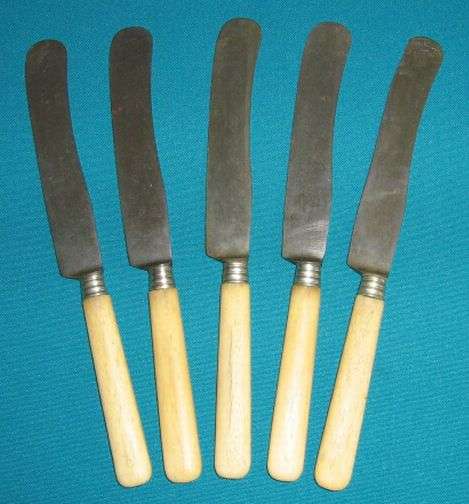 SET OF 5 VERY OLD BONE HANDLE DINNER KNIVES