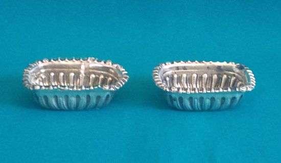 OLD PAIR OF HALLMARKED SILVER (1904) SALT CELLARS