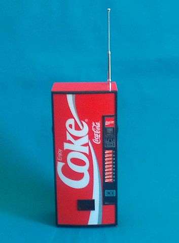 COLLECTABLE COCA-COLA FRIDGE-SHAPED RADIO