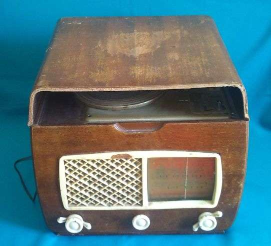 OLD WOODEN RECORD PLAYER/ RADIO
