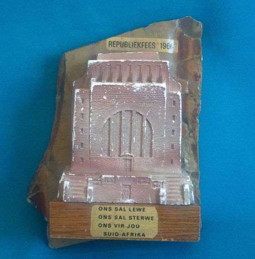 OLD VOORTREKKER MONUMENT WALL PLAQUE (REPUBLIEKFEES 1966)