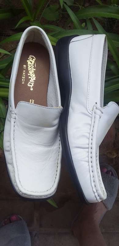 Ladies White Grass Hoppers size 3