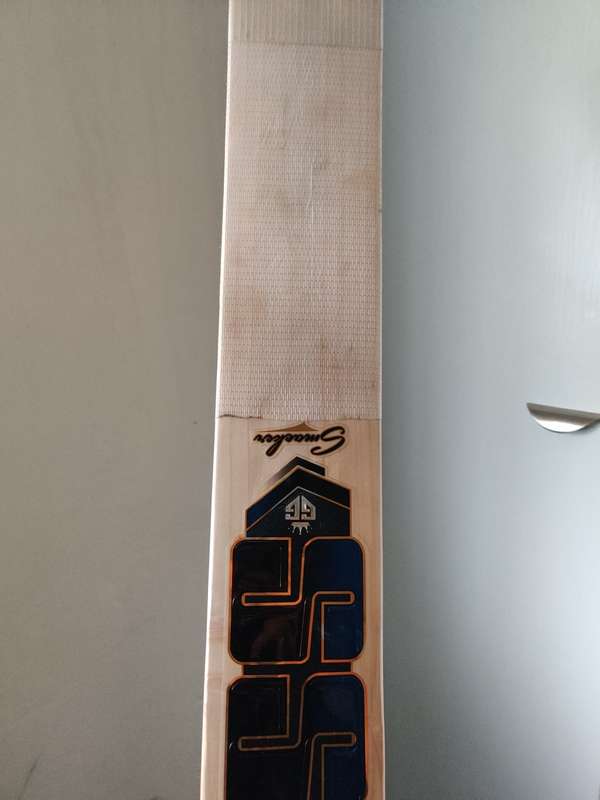 SS GG Smacker cricket bat - Free pads
