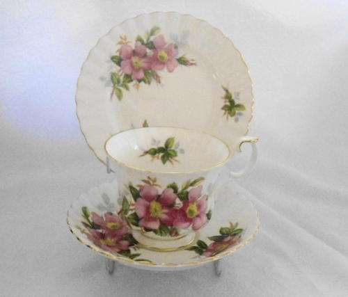 ROYAL ALBERT "PRAIRIE ROSE" TRIO
