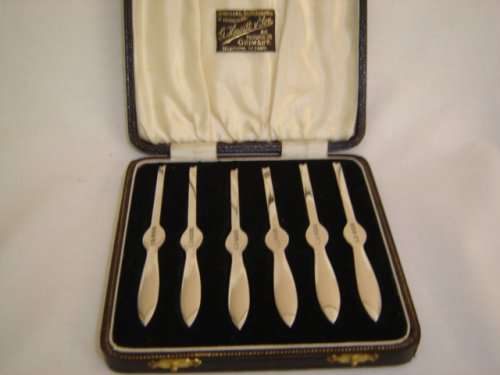 HALLMARKED SILVER BOXED SET OF SHELLFISH PICKS, BIRMINGHAM 1930