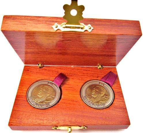 ***2x Mandela 2008 Uncirculated R5's, beautifully displayed in rosewood box***