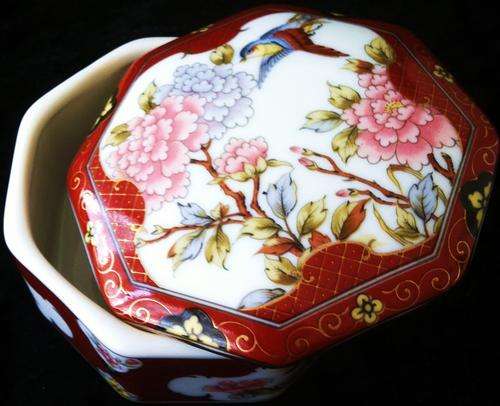 ***COLLECTABLE!*** STUNNING JAPANESE IMPERIAL IMARI PORCELAIN TRINKET BOX!