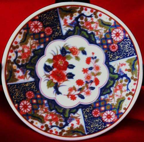 ***COLLECTABLE!*** STUNNING JAPANESE IMARI PORCELAIN PLATE! (approx. 11,5cm round)