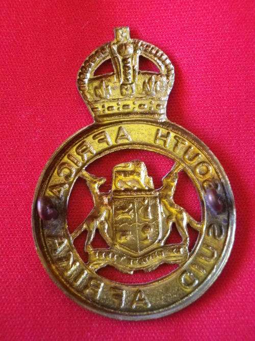 3776 - SA INSTRUCTIONAL CORPS. GILDING METAL CAP BADGE PRE 1952 OWEN 883