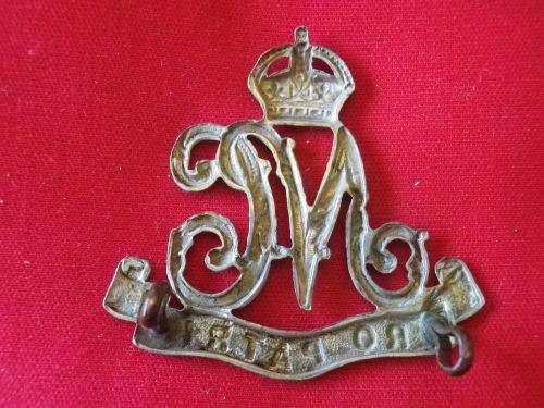 3764 - NATAL CARBINEERS W/M SMASHER HAT BADGE - 1903-35 OWEN 363
