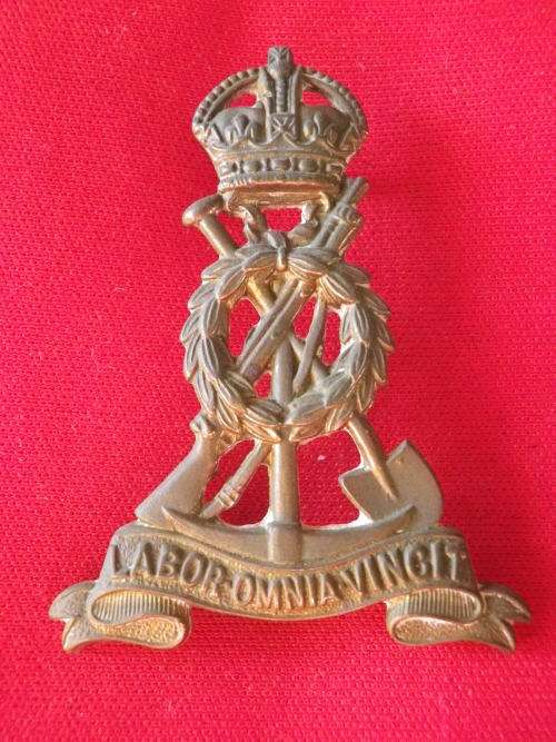 3845- GREAT BRITAIN - ROYAL PIONEER CORPS. BRASS CAP BADGE