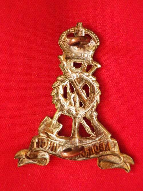3845- GREAT BRITAIN - ROYAL PIONEER CORPS. BRASS CAP BADGE