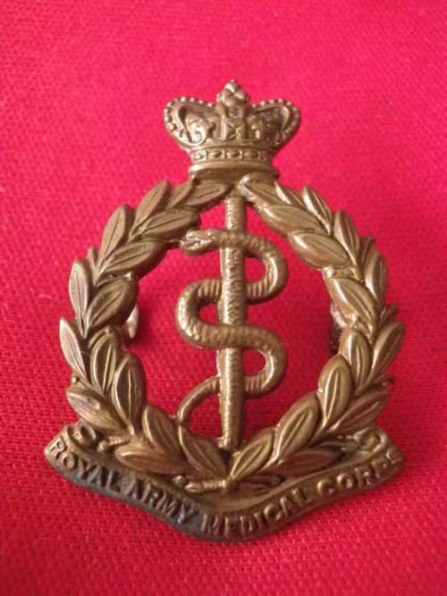 3839- GREAT BRITAIN - ROYAL ARMY MEDICAL CORPS QVC BRASS COLLAR BADGE