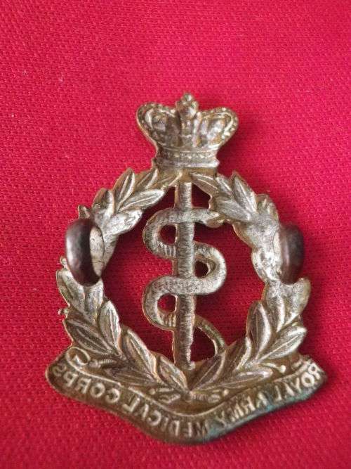 3839- GREAT BRITAIN - ROYAL ARMY MEDICAL CORPS QVC BRASS COLLAR BADGE