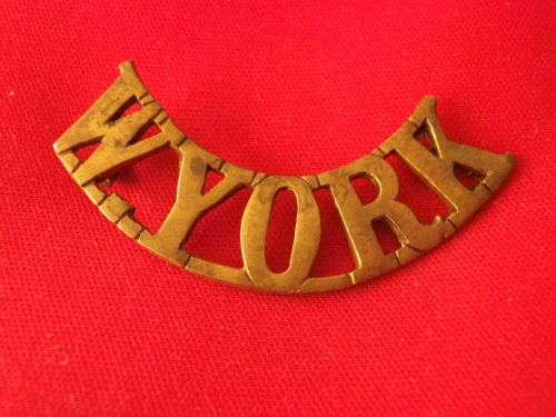 3859- GREAT BRITAIN - WEST YORKSHIRE REGT. BRASS SHOULDER TITLE -  1 LUG MISSING