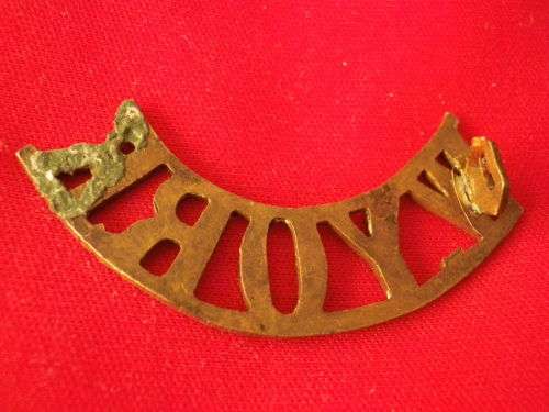 3859- GREAT BRITAIN - WEST YORKSHIRE REGT. BRASS SHOULDER TITLE -  1 LUG MISSING